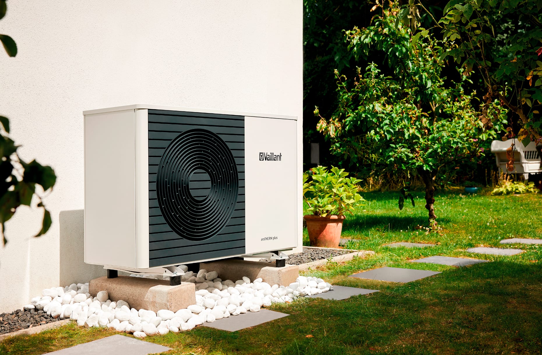 Pompa di calore aria-acqua 8 Kw Vaillant aroTHERM plus VWL 85/5 AS 230V S3 monoblocco inverter monofase R290